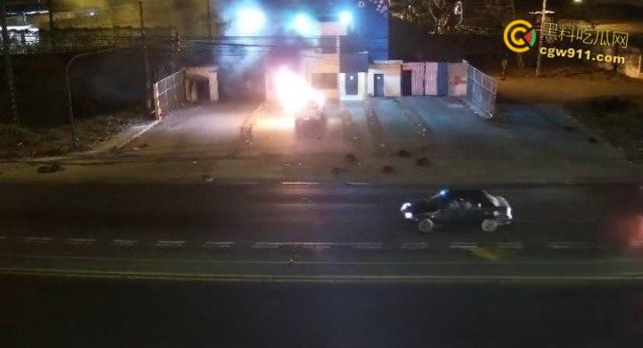 厄瓜多尔瓜亚基尔监狱,外主干道汽车炸弹袭击,逃窜男子撞墙引爆火球冲天,围墙摧毁碎片四溅 !-2