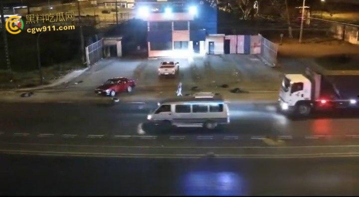 厄瓜多尔瓜亚基尔监狱,外主干道汽车炸弹袭击,逃窜男子撞墙引爆火球冲天,围墙摧毁碎片四溅 !-4