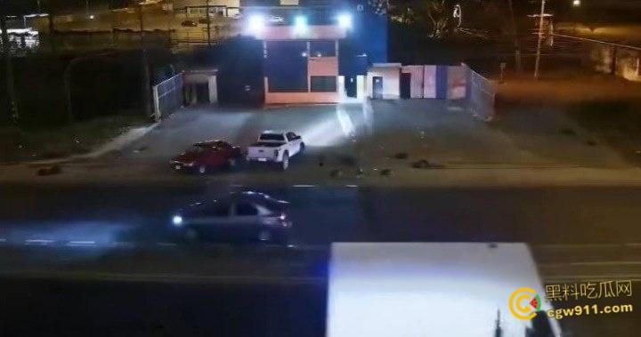 厄瓜多尔瓜亚基尔监狱,外主干道汽车炸弹袭击,逃窜男子撞墙引爆火球冲天,围墙摧毁碎片四溅 !-5