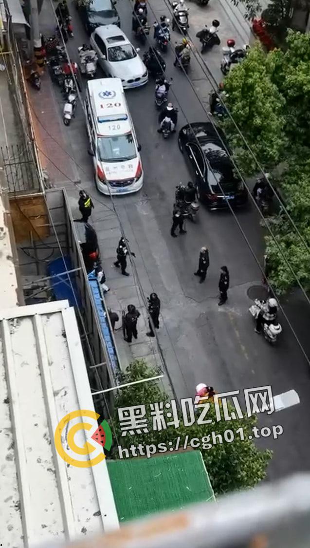 从南砍到北!福建泉州男子因为感情问题上头连砍两个幼儿园杀三人 杀完后朋友圈发最后道别 现场视频流出-11