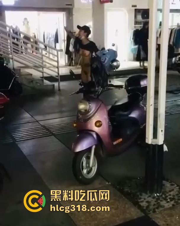 浙江某步行街一女子当众脱衣全裸游街，疑似受到了精神刺激，嘴巴不知道念叨什么，路人纷纷驻足观看。-2