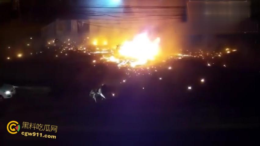 厄瓜多尔瓜亚基尔监狱,外主干道汽车炸弹袭击,逃窜男子撞墙引爆火球冲天,围墙摧毁碎片四溅 !-7