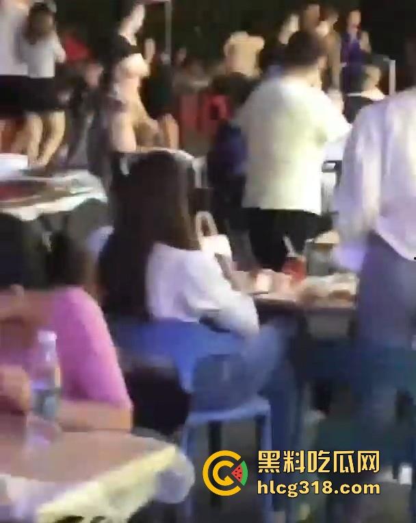 浙江某步行街一女子当众脱衣全裸游街，疑似受到了精神刺激，嘴巴不知道念叨什么，路人纷纷驻足观看。-7