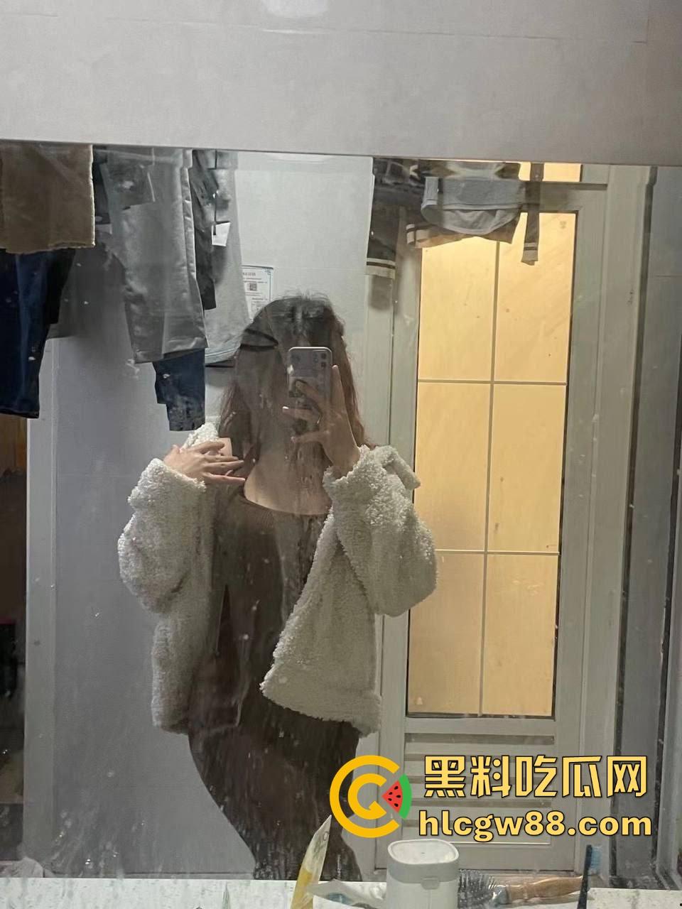 上海交通大学『周奕』反差骚母狗在酒店被丢床上爆操,激情打桩到失神,内射小穴表情太淫荡!-2