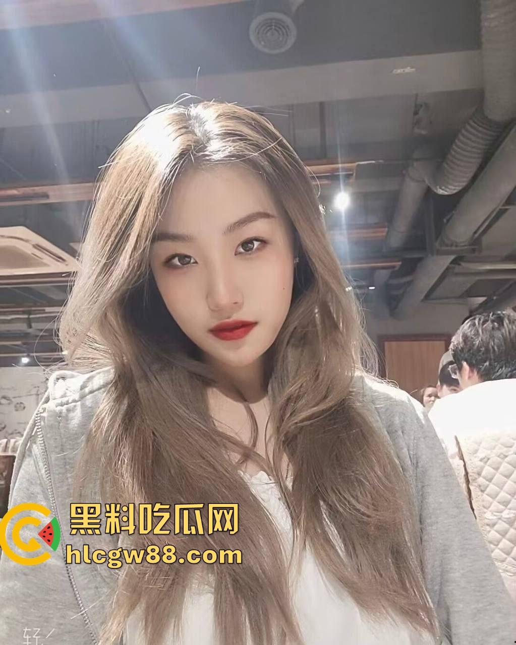 上海交通大学『周奕』反差骚母狗在酒店被丢床上爆操,激情打桩到失神,内射小穴表情太淫荡!-8