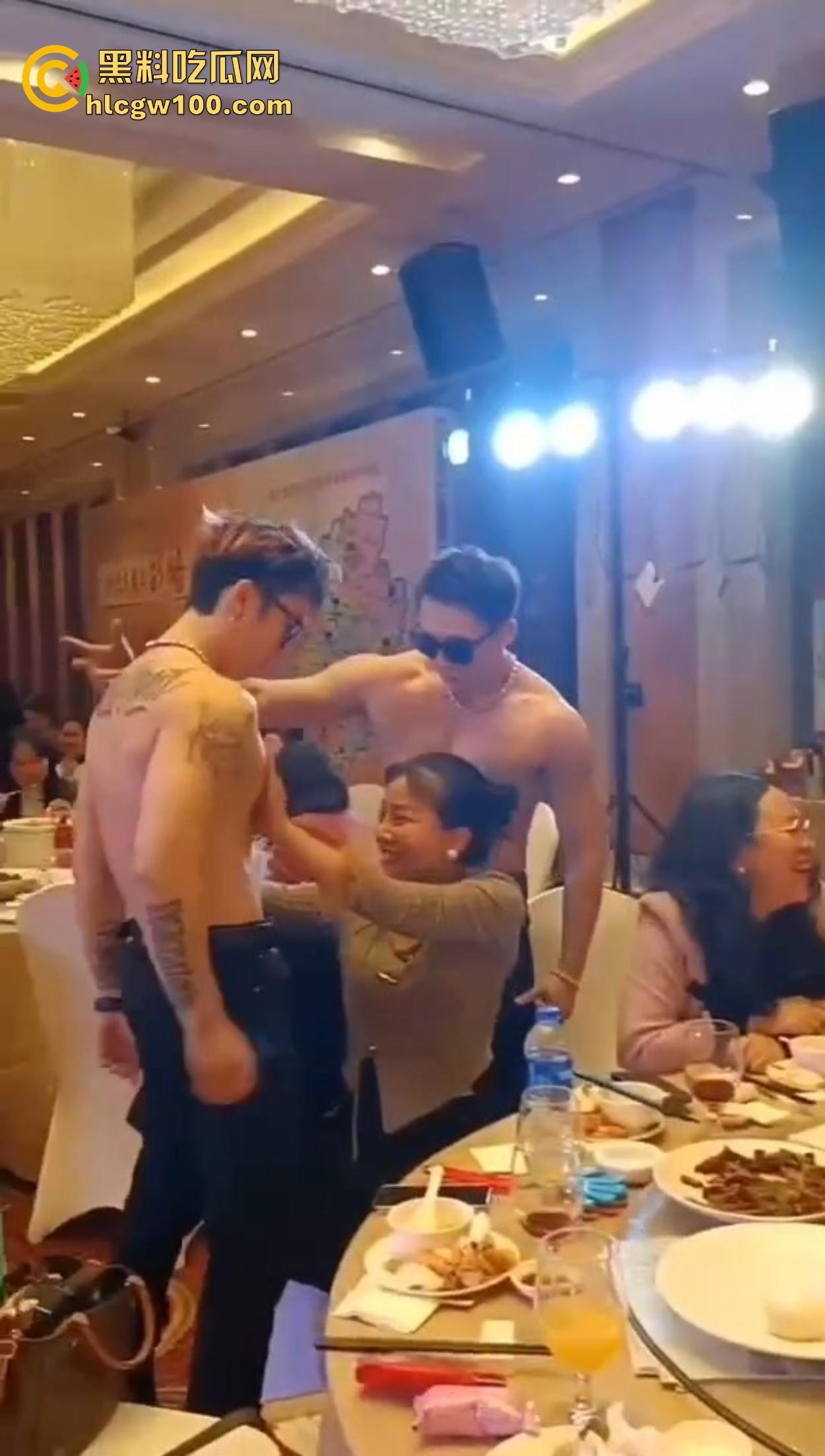 贵妇们的纸醉金迷现场曝光,点一群半裸男模摸奶子取乐,这年头不止男人玩得开,贵妇玩起来也是真绝!-4