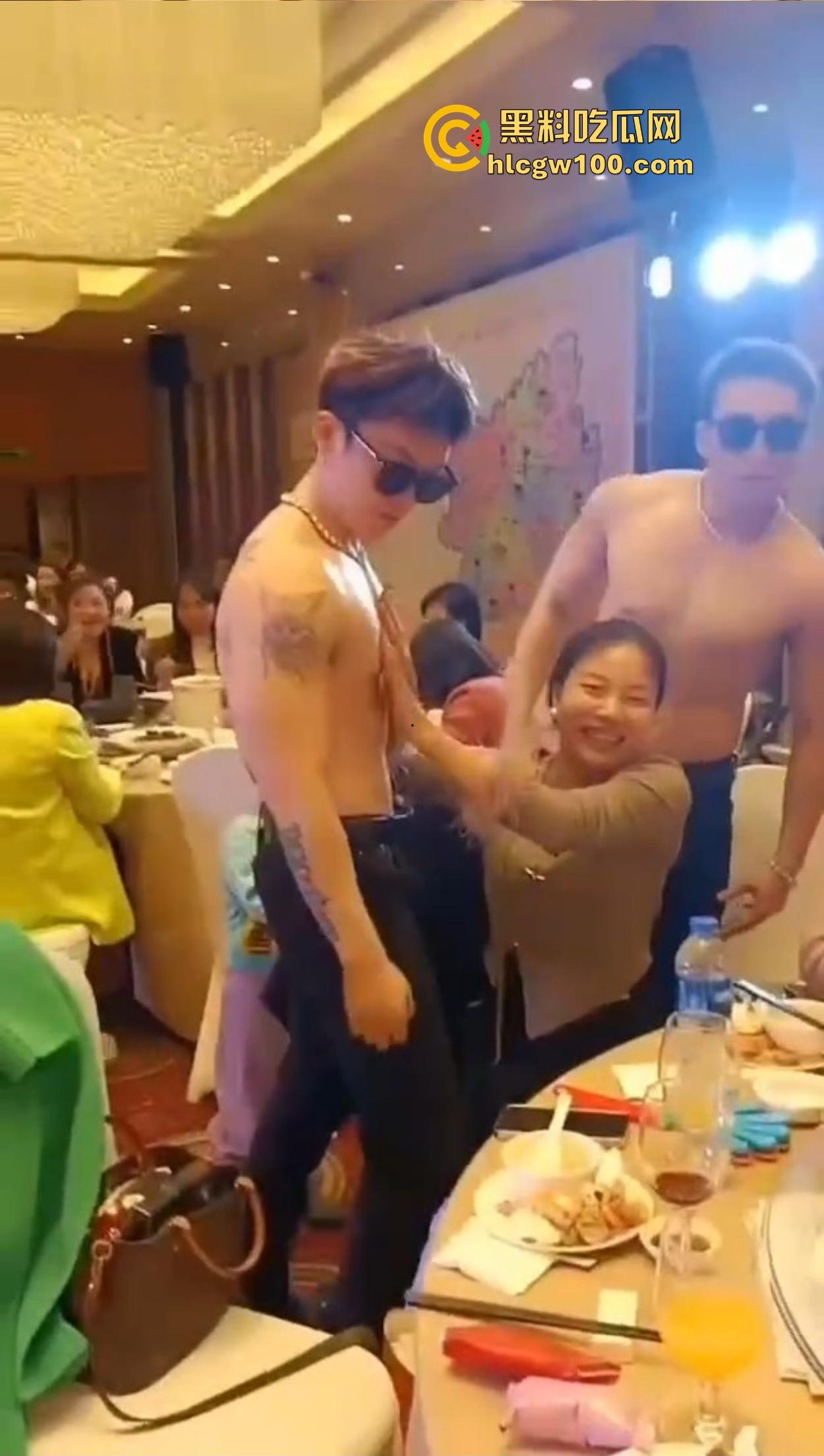 贵妇们的纸醉金迷现场曝光,点一群半裸男模摸奶子取乐,这年头不止男人玩得开,贵妇玩起来也是真绝!-5