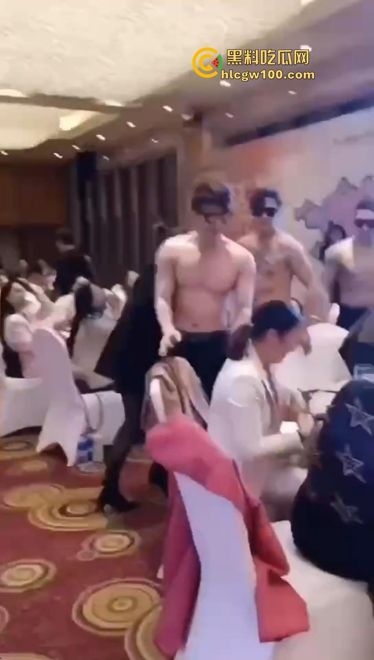 贵妇们的纸醉金迷现场曝光,点一群半裸男模摸奶子取乐,这年头不止男人玩得开,贵妇玩起来也是真绝!-6