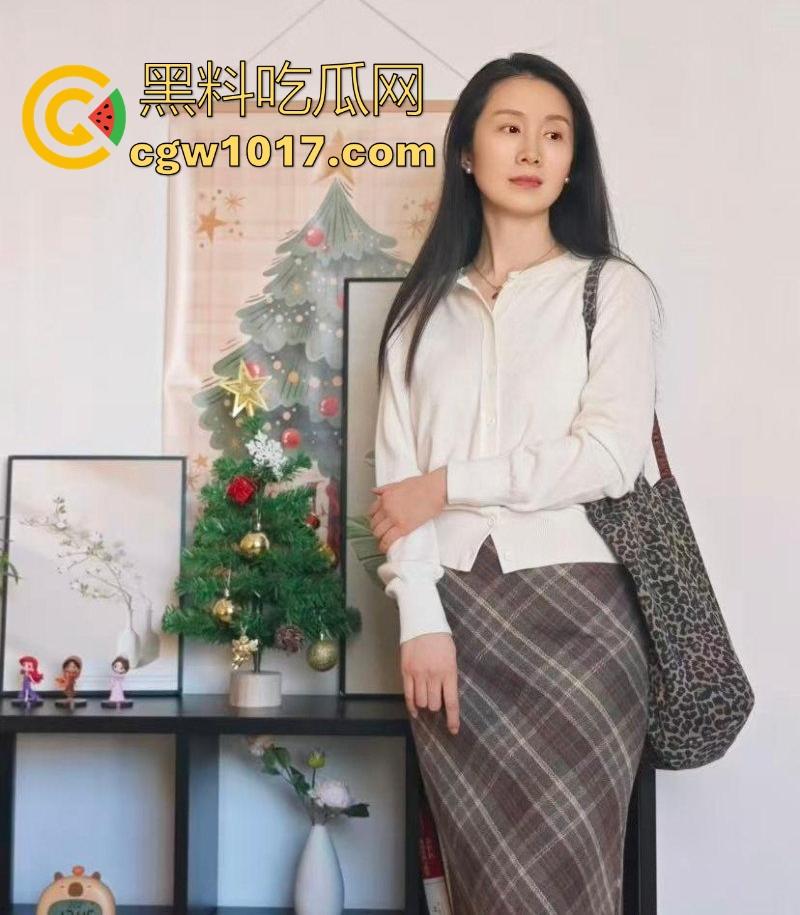 跟大嫂的刺激偷情,后入式暴操嫂子肥臀,嫂子爽到在前面大声的叫着直喊姐夫,这身材操起来真爽!-1