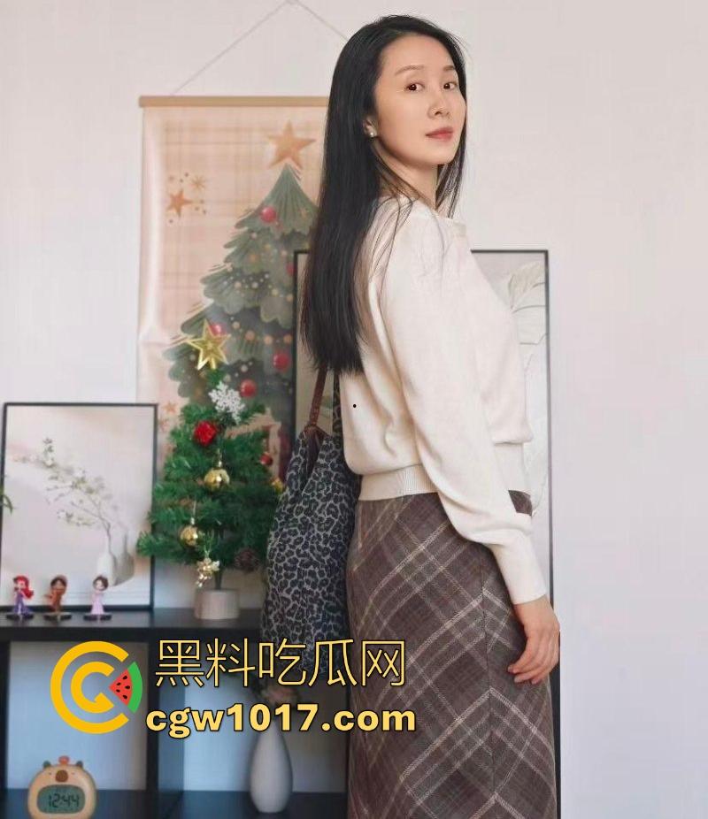 跟大嫂的刺激偷情,后入式暴操嫂子肥臀,嫂子爽到在前面大声的叫着直喊姐夫,这身材操起来真爽!-3