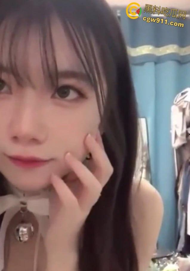 高颜值反差学生妹【白炜彤】,被男友调教成了母狗肉便器,长腿翘臀身材一流,宿舍上位骑乘3P淫乱 !-1