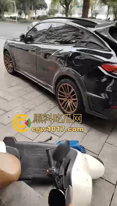 岳阳湘阴发生严重车祸！倒霉起来喝水都能塞牙，站马路边都能被车撞飞，像个人体保龄球一样撞了出去！-3