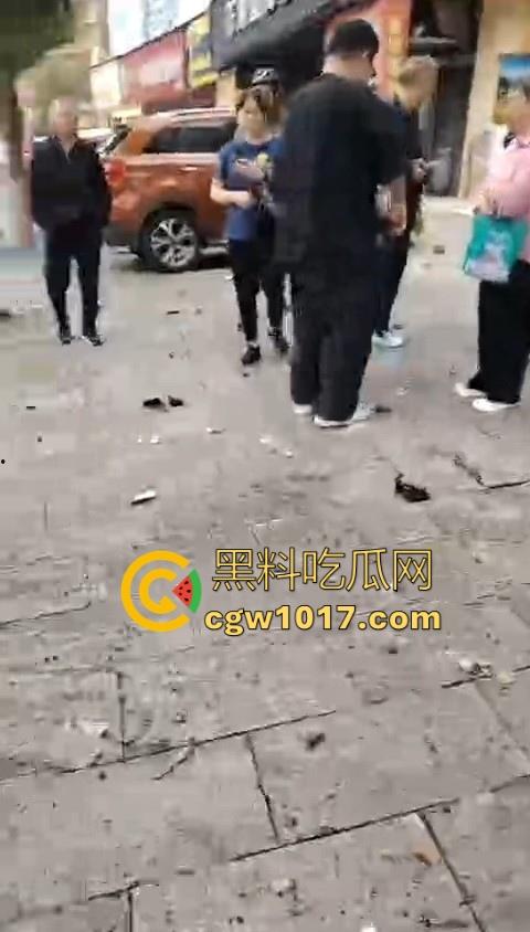 岳阳湘阴发生严重车祸！倒霉起来喝水都能塞牙，站马路边都能被车撞飞，像个人体保龄球一样撞了出去！-6