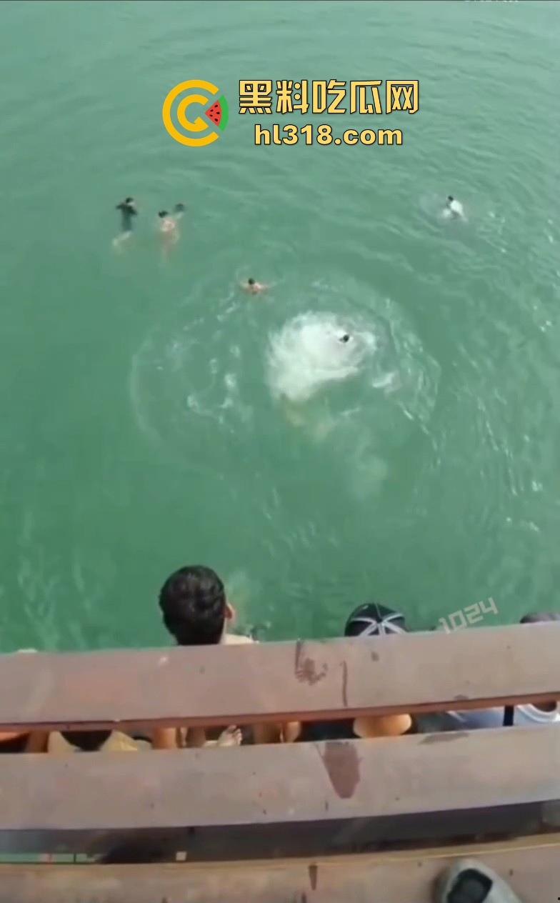 西班牙小伙跳水表演变成事故,这下好啦不看清楚情况再跳,直接跳人头上,把下面的人骨头全砸断了!-4