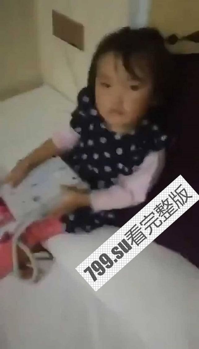 大离谱事件!离异少妇带女儿到酒店约会老情人 当着女儿面草妈妈-5