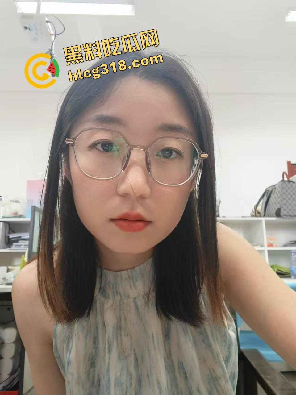 买个健身操课程回家,结果女友天天真空紧身衣扭屁股跳操开摆,小老弟看她跳一个抬头硬一次!-5