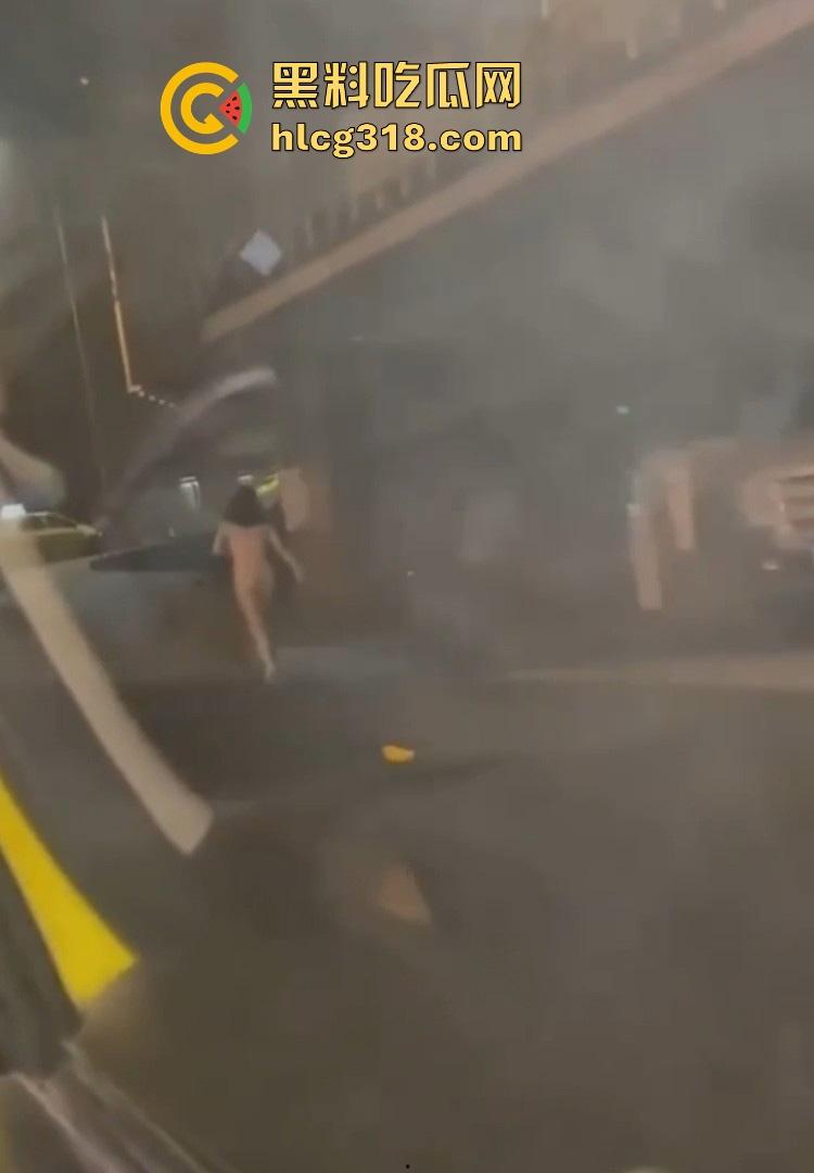 这又是谁定制的户外？郑州市区二七广场惊现裸奔女 微胖巨乳大美女晚上裸奔 这骚母狗还知道捂脸！-4