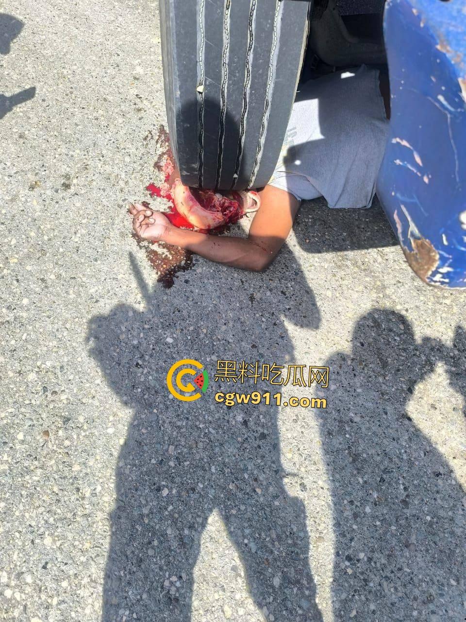 印尼摩托狂飙遭碾压！脑袋头皮刮飞露白骨，摩托吱吱狂响，车祸现场震碎人心，这还能救活吗？-1