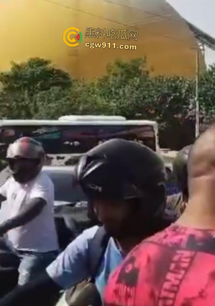 印尼摩托狂飙遭碾压！脑袋头皮刮飞露白骨，摩托吱吱狂响，车祸现场震碎人心，这还能救活吗？-2