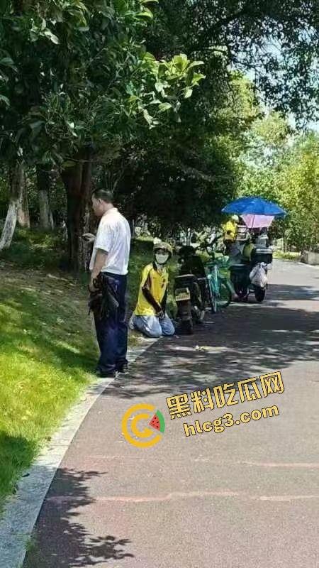 杭州西溪世纪中心 兼职女大学生外卖员踩到围栏 被保安拔钥匙罚款200 女学生下跪求放过 引来余杭全部外卖员鸣不平！-14