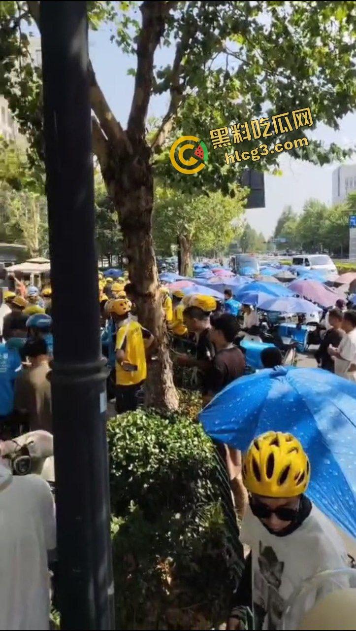 杭州西溪世纪中心 兼职女大学生外卖员踩到围栏 被保安拔钥匙罚款200 女学生下跪求放过 引来余杭全部外卖员鸣不平！-16