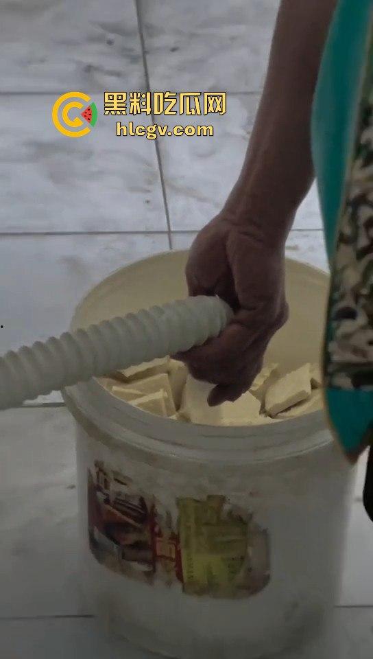 湖南长沙路边摊臭豆腐制作全过程曝光!网友现场考察直呼太惊人!-11