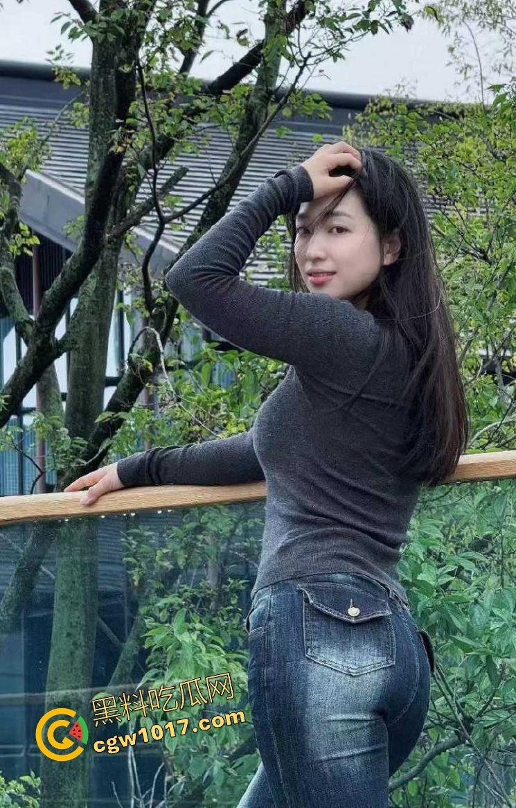 巨乳嫂子身穿开档黑丝淫欲上脑,主动求操被蹂躏美乳,无套骑乘榨精,诱惑无比全程娇喘超刺激!-1