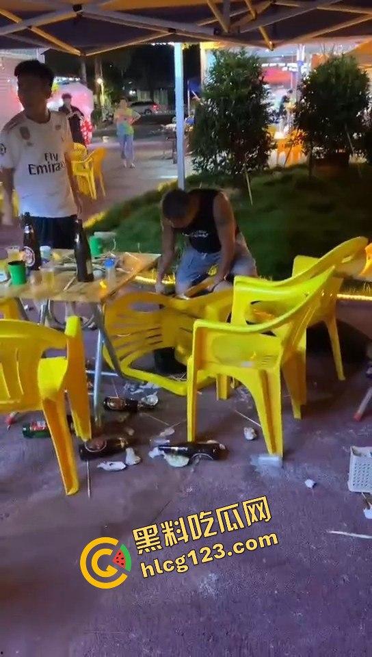 又菜又爱装！厦门夜市惨案：带妹口嗨被暴揍，健身男一脚踹飞小妹，烟头直接灭头上！-8