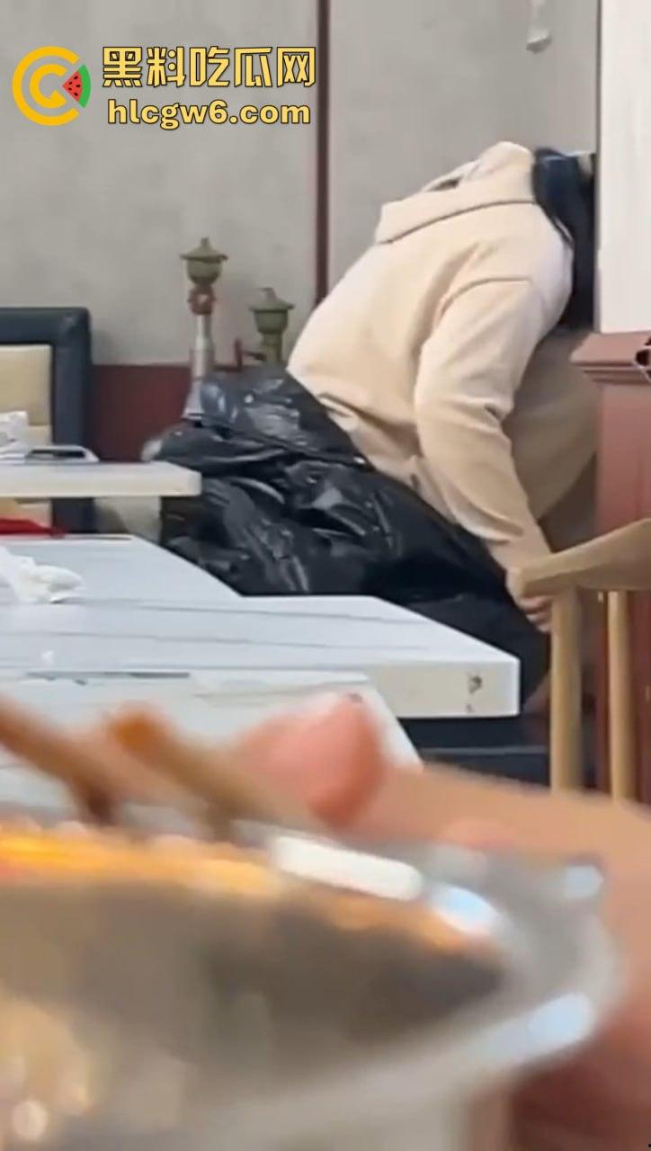 山东大学离谱实录 学姐天冷懒得野战，直接食堂里开草，学姐羽绒服遮挡现场摇动，学弟学妹边吃饭边看真人秀！-3