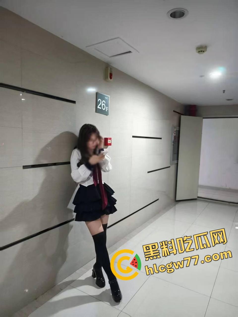 魔都艺术校花『欧易帆』堕落成富豪玩具，白嫩骚穴被车震干爆，窗帘一拉对着路人狂喷水！-5