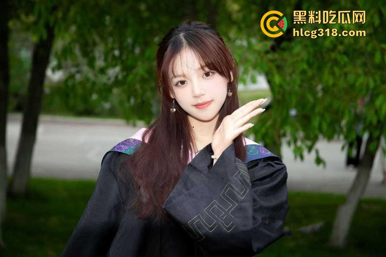 南京大学大一学妹【秦诗瑶】极品高颜值母狗,白丝开裆裤跪在地上吃主人的鸡,极具反差骚气十足!-1