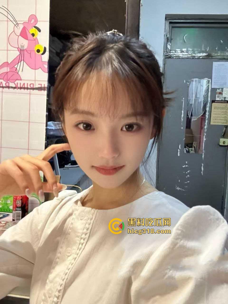 南京大学大一学妹【秦诗瑶】极品高颜值母狗,白丝开裆裤跪在地上吃主人的鸡,极具反差骚气十足!-3