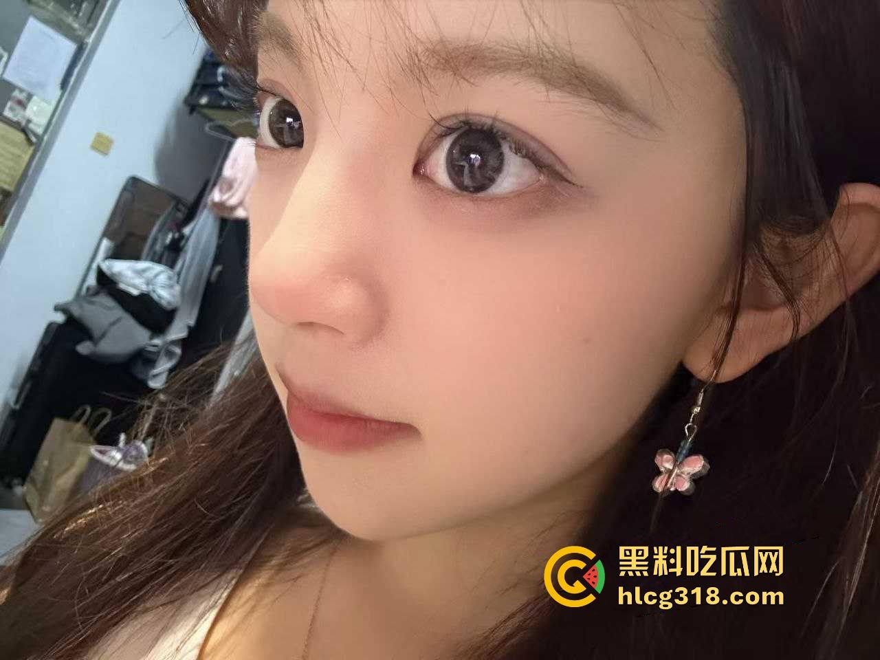 南京大学大一学妹【秦诗瑶】极品高颜值母狗,白丝开裆裤跪在地上吃主人的鸡,极具反差骚气十足!-4