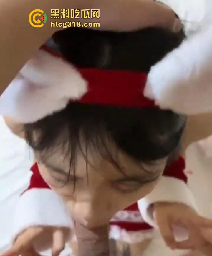 南京大学大一学妹【秦诗瑶】极品高颜值母狗,白丝开裆裤跪在地上吃主人的鸡,极具反差骚气十足!-7