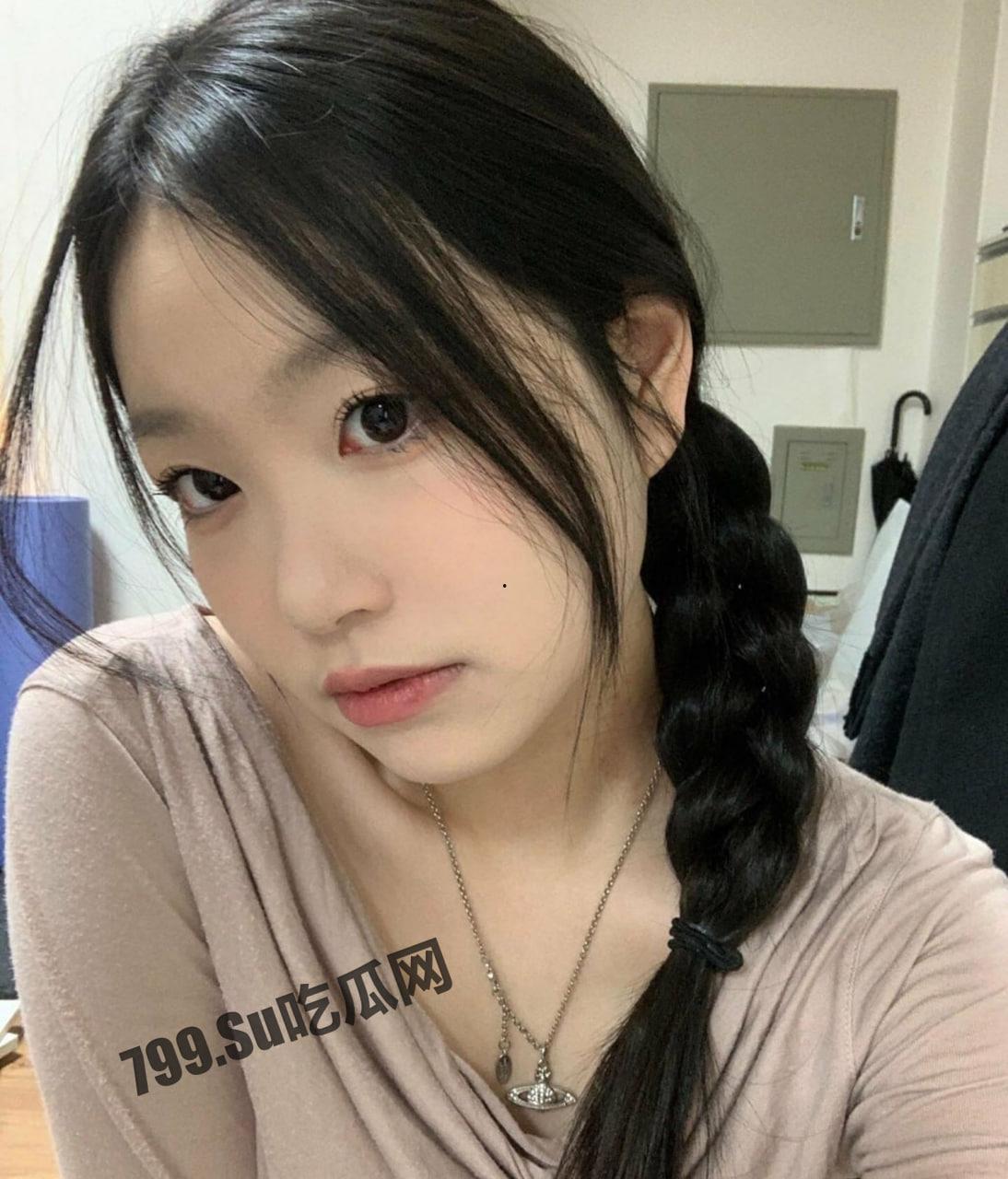 OnlyFans 可盐可甜清秀网红女神 yumi 福利视图甄选 被金主花样调教自慰潮吹啪啪蜜桃小翘臀-1