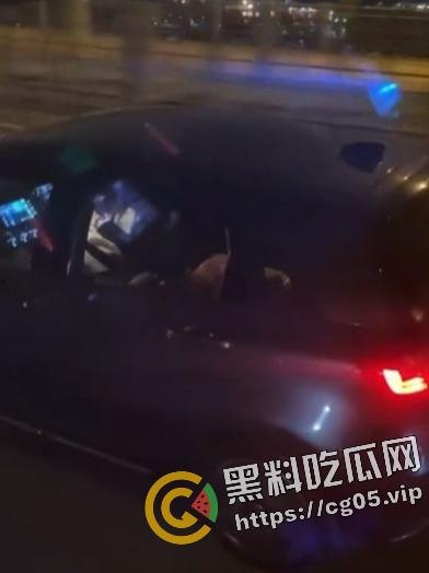 香港青马大桥汽车活春宫!男子驾驶途中女子垮位为其口交 无码视频疯传-5