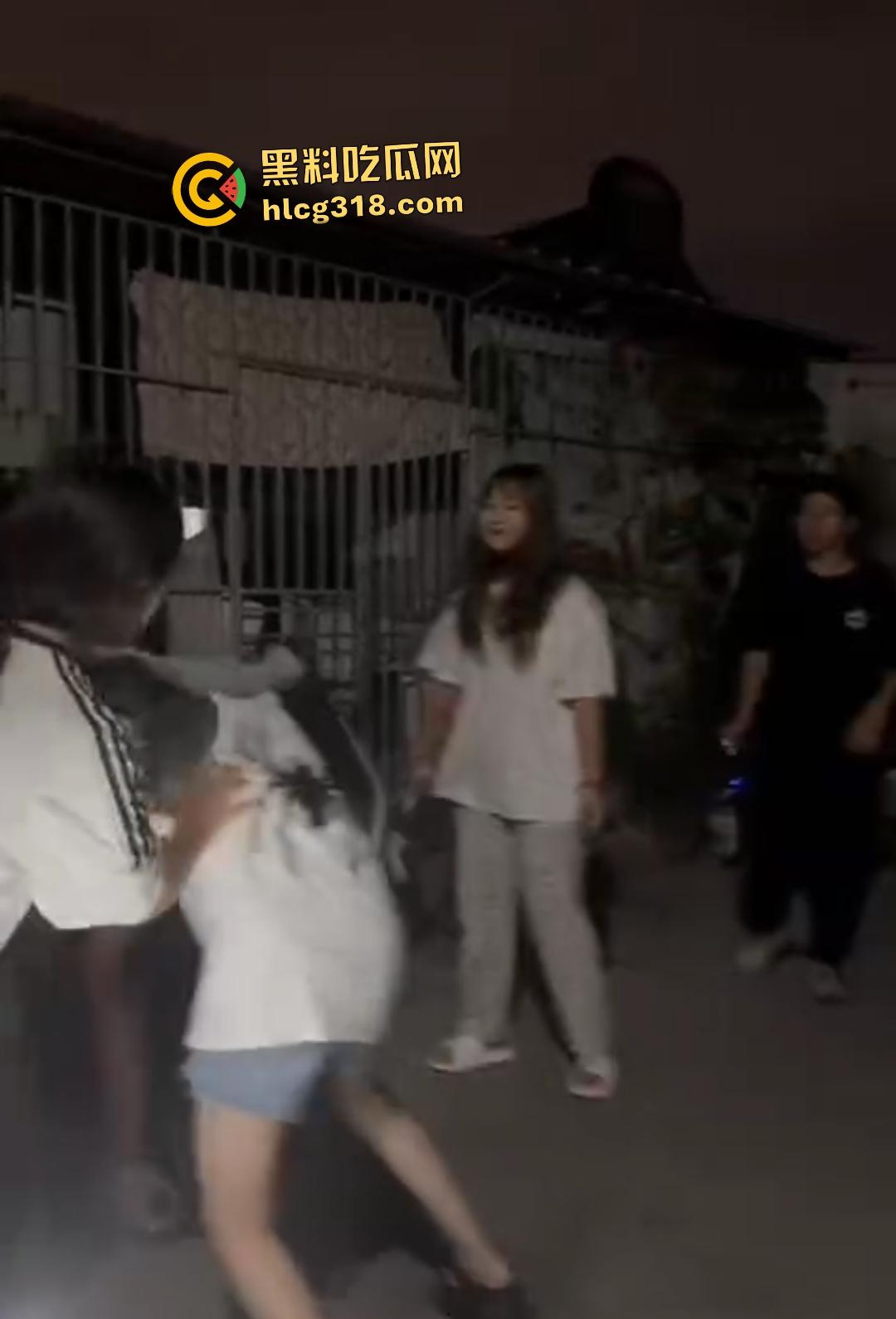 潮汕精神小妹为爱作妖！浪漫情债引群殴小三，扫把狂抽小三屁股，被打的想回家找妈妈！-4