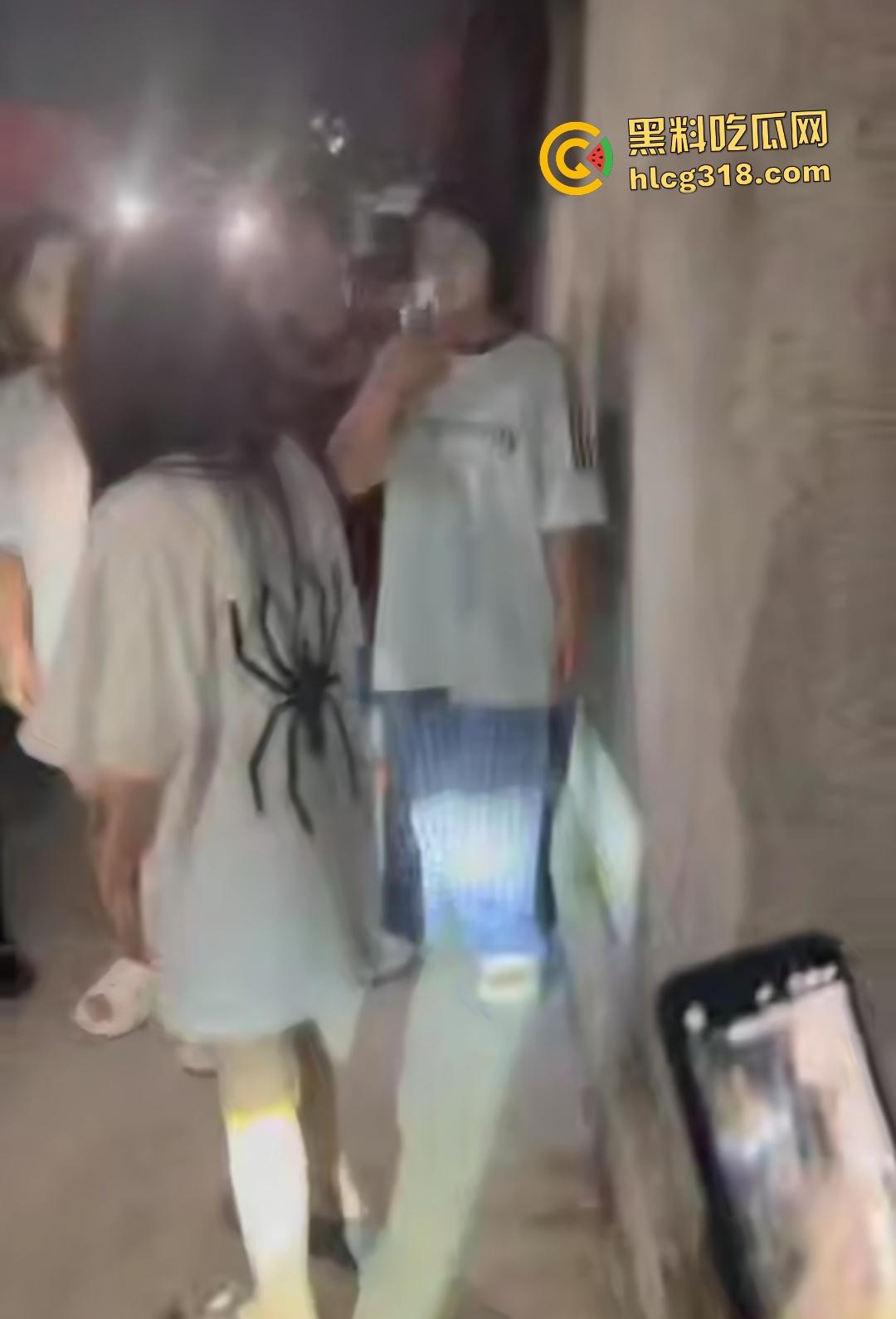 潮汕精神小妹为爱作妖！浪漫情债引群殴小三，扫把狂抽小三屁股，被打的想回家找妈妈！-8