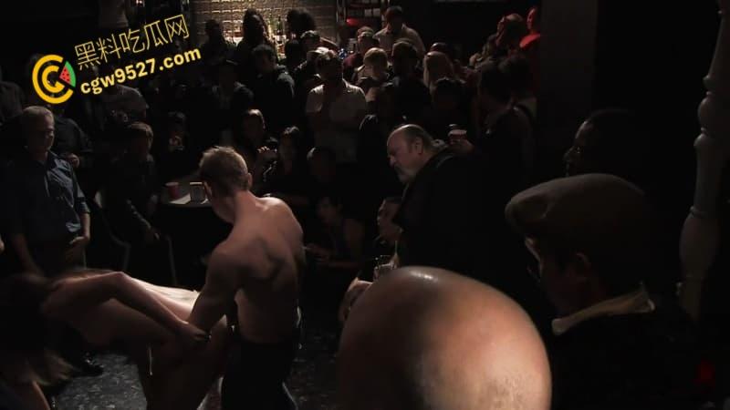 美国经典猎奇《性爱酒吧》，艳星BobbiStarr沦为囚禁母狗，被酒吧任人玩弄，享受明星的性感酮体 !-6