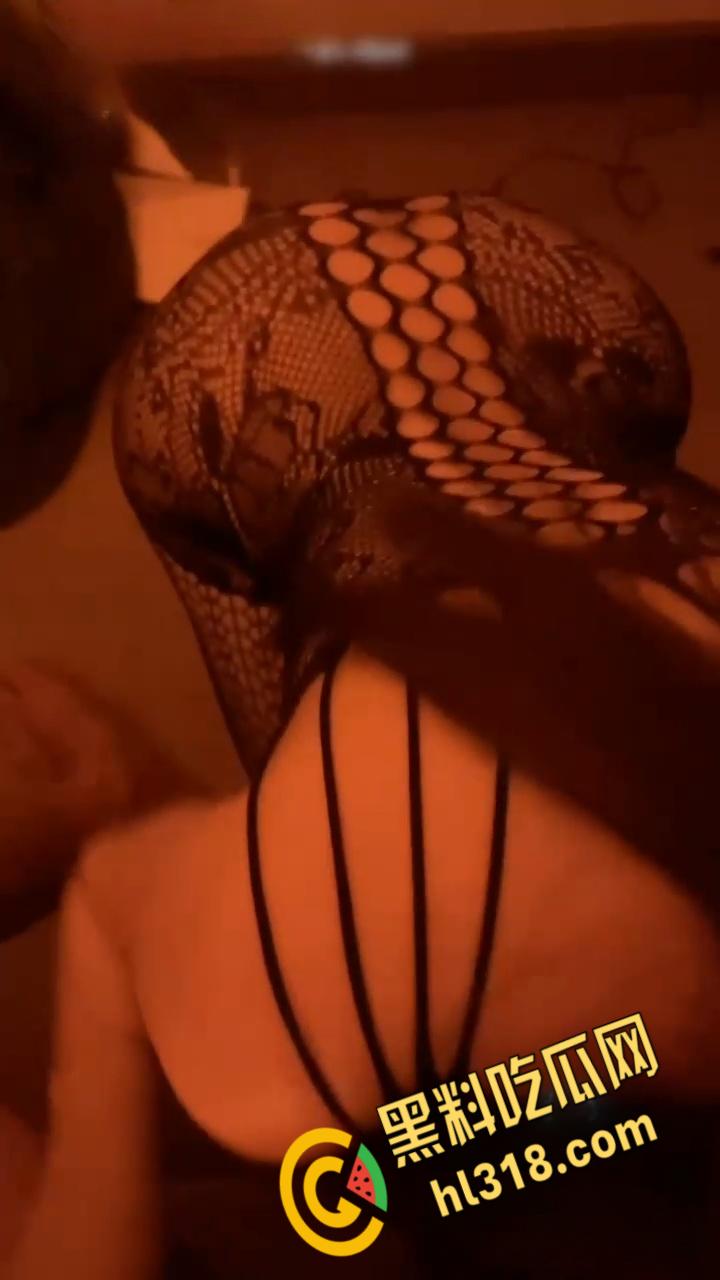 广西南宁极品模特【吴佳琪】,清纯反差性感身材,情趣黑丝翘着屁股口交,无套后入淫叫不止!-4