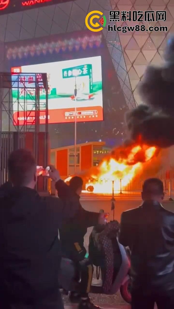 广州南村万博警车大火狂烧成火球,现场围满吃瓜群众狂拍视频,这火势真是牛逼大了!-1