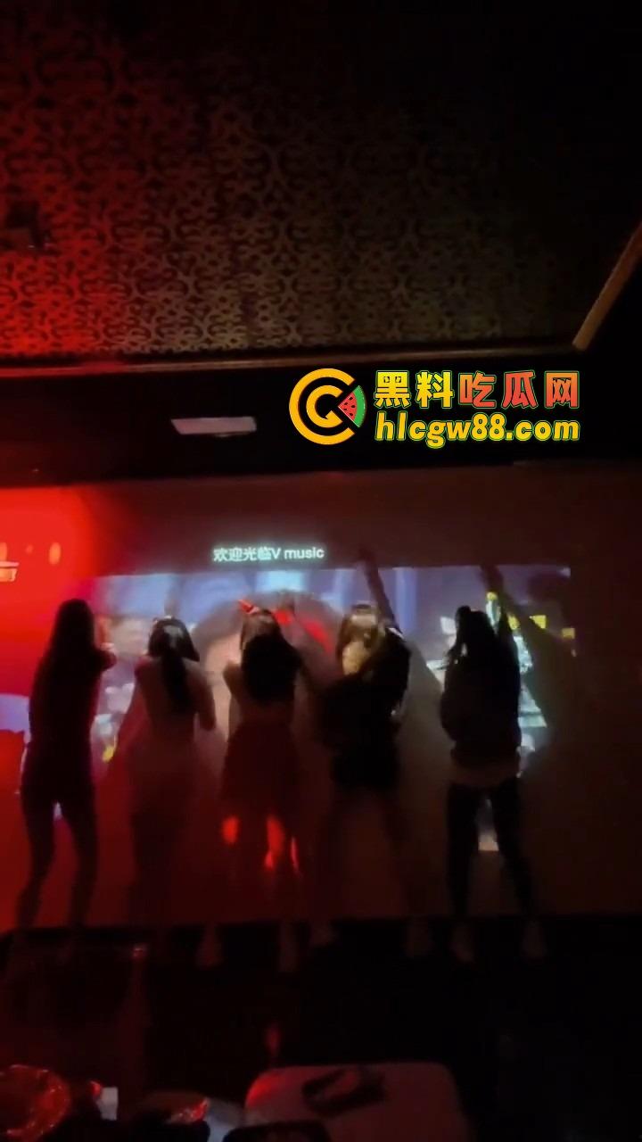 名媛聚会到底怎么玩？黑料记者揭秘，白天喝红酒吃大餐，晚上KTV趴墙抖臀大赛，精致皮囊下全是骚浪！-9