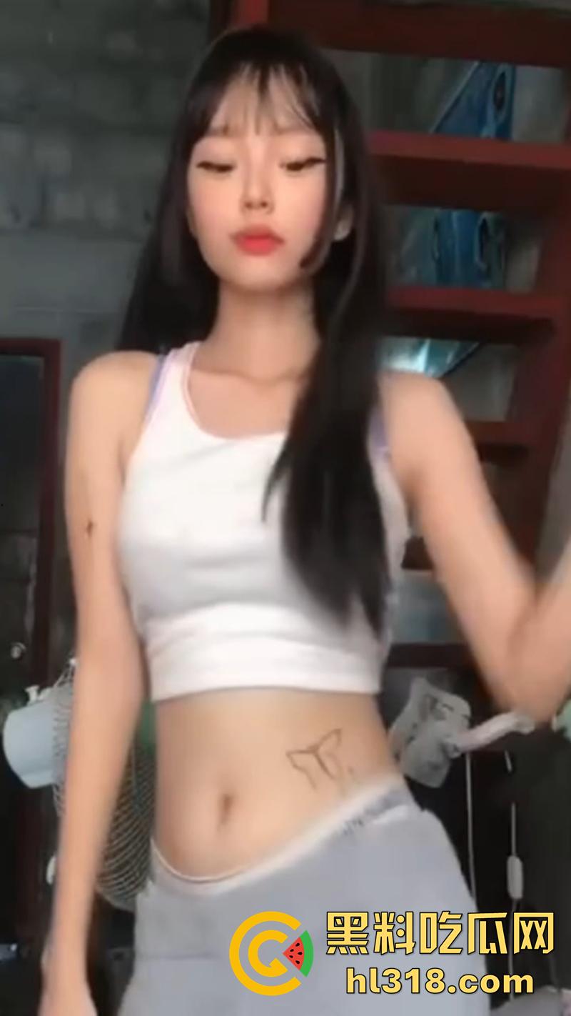 这是来显摆的吧!瓜友投稿新约的高颜值小美女,身材纤细美腿修长,翘臀美乳看着就欠操!-1