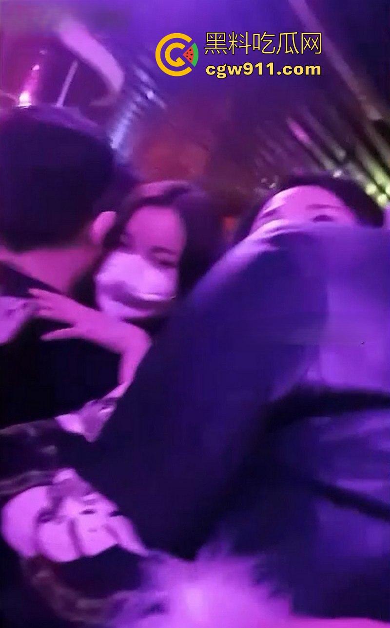 重庆砂舞厅淫乱偷拍!上百妹子紧身裙摇臀等挑,高颜值御姐少妇应有尽有,昏黄灯下抓奶接吻6分钟狂欢!-1