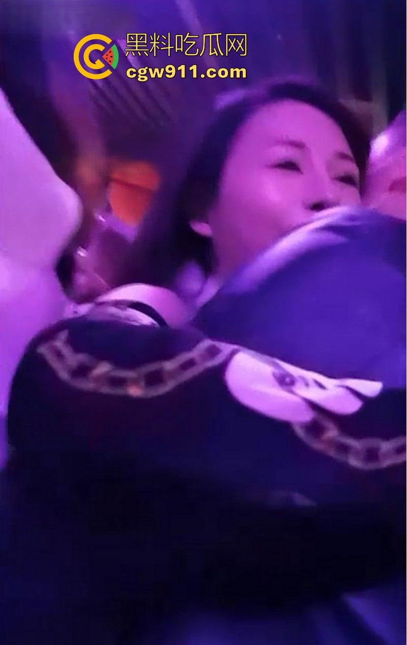 重庆砂舞厅淫乱偷拍!上百妹子紧身裙摇臀等挑,高颜值御姐少妇应有尽有,昏黄灯下抓奶接吻6分钟狂欢!-2