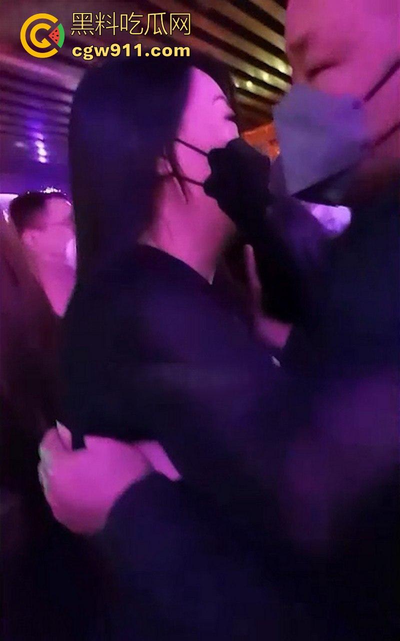 重庆砂舞厅淫乱偷拍!上百妹子紧身裙摇臀等挑,高颜值御姐少妇应有尽有,昏黄灯下抓奶接吻6分钟狂欢!-3