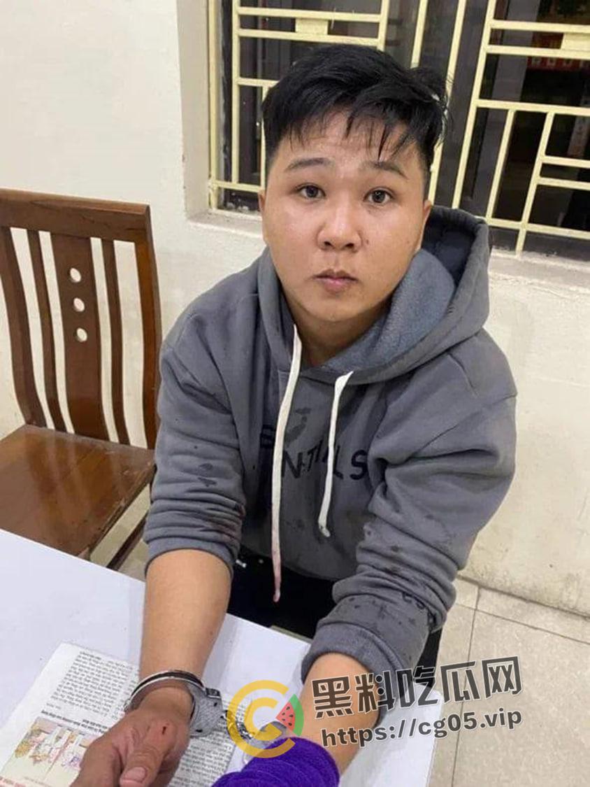 越南第一狠人!前男友怒砍现任狗男女 人狠刀快 血直接喷的满地都是 现场血腥画面曝光-11