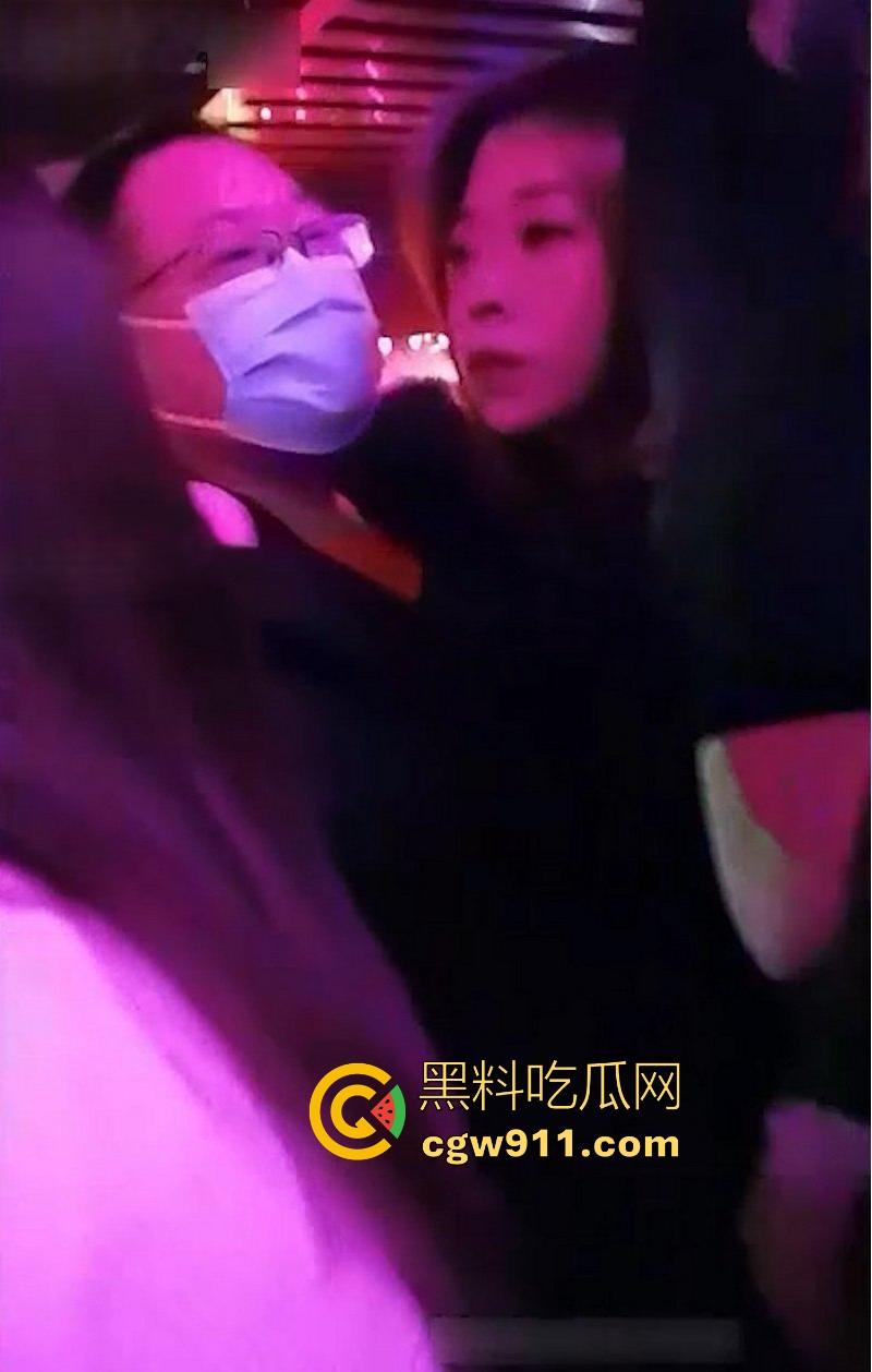 重庆砂舞厅淫乱偷拍!上百妹子紧身裙摇臀等挑,高颜值御姐少妇应有尽有,昏黄灯下抓奶接吻6分钟狂欢!-4