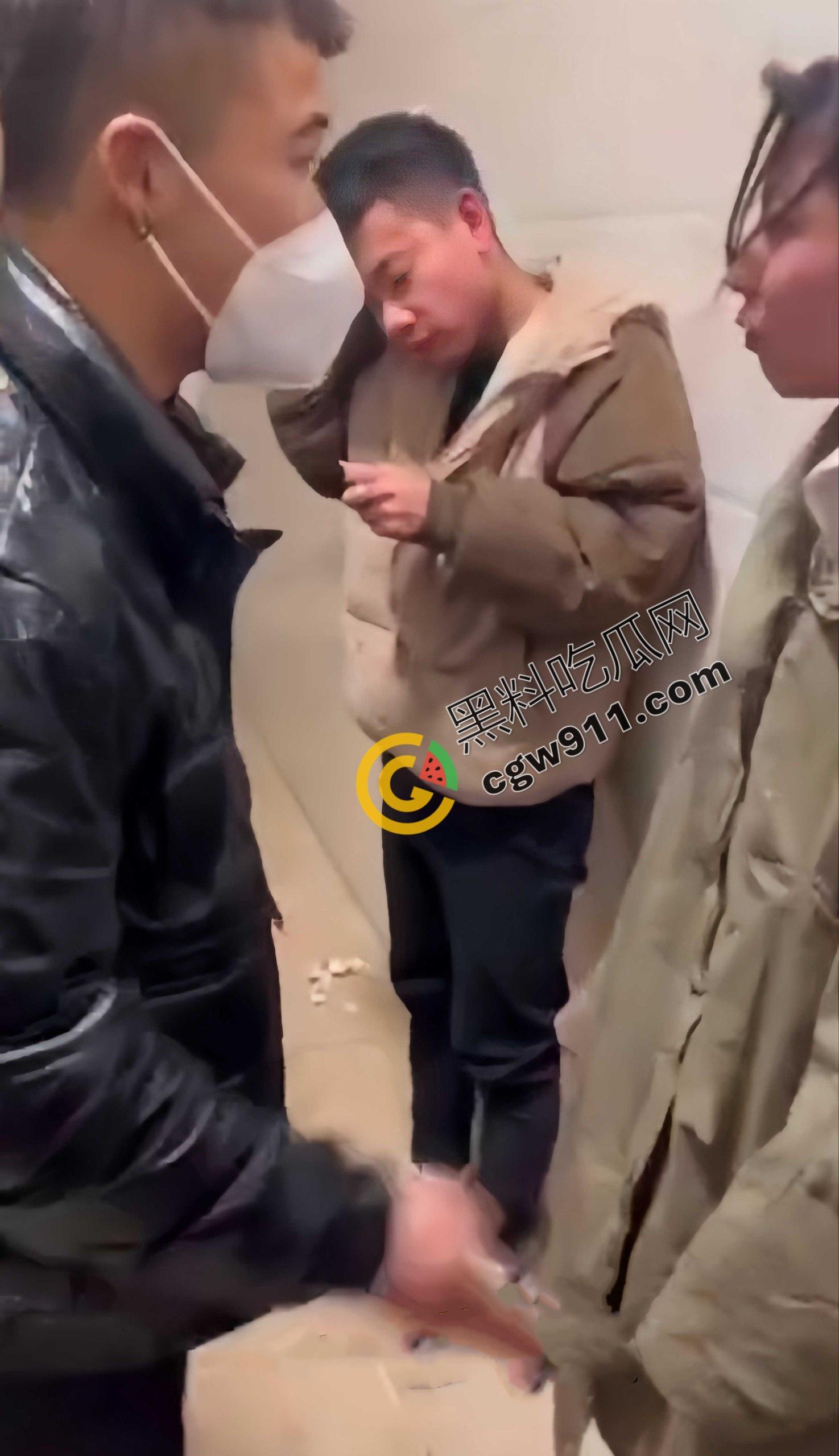 丈夫公厕怒抓出轨妻子： 奸夫被暴揍头破血流，妻子惊慌失措，网友纷纷点赞“真男子汉”-3