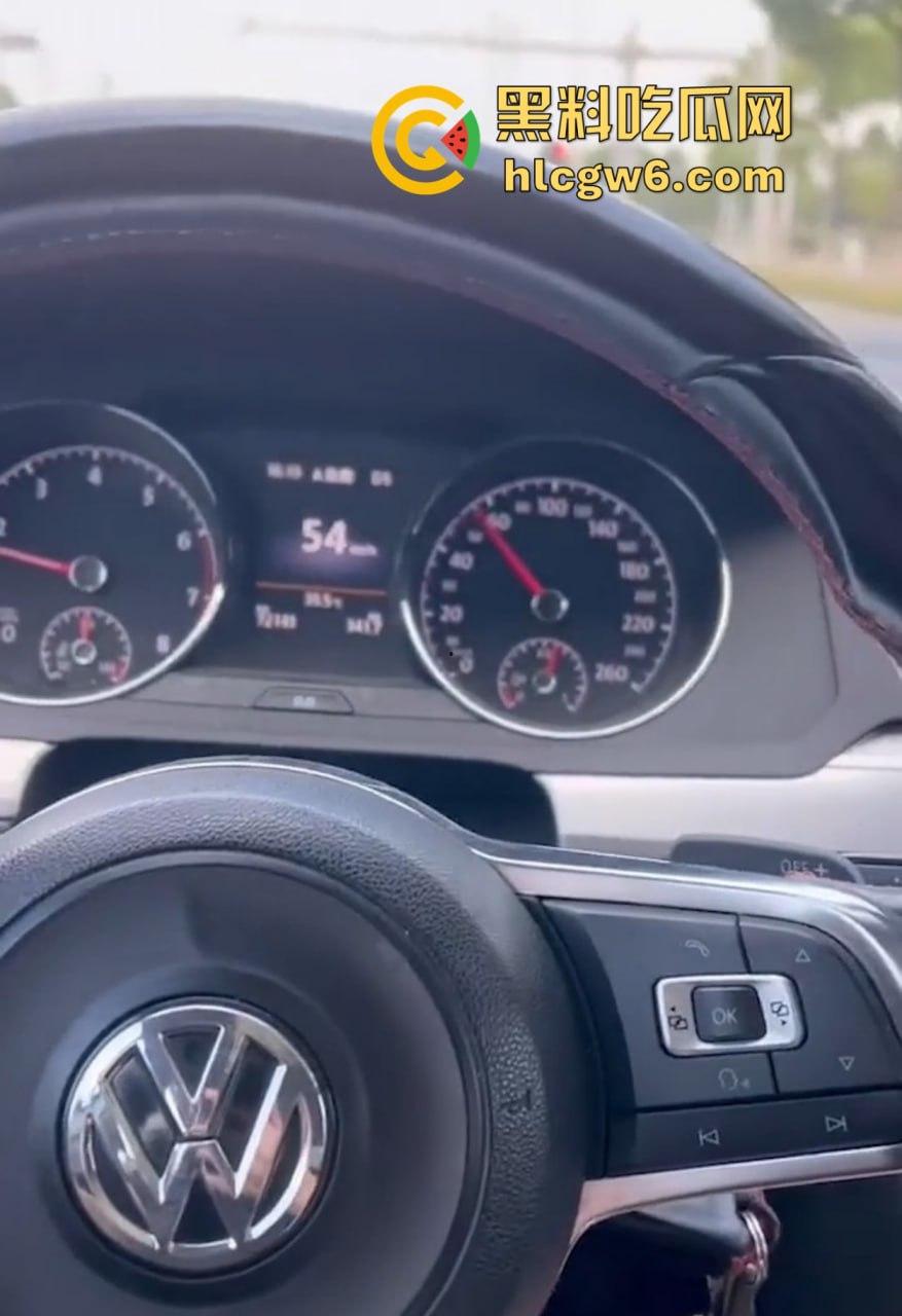 大众高尔夫驾驶过程中车震自拍视频 戴眼镜的职场美女疯狂吞吐J8 感觉她给车主口交 自己也能高潮！-10